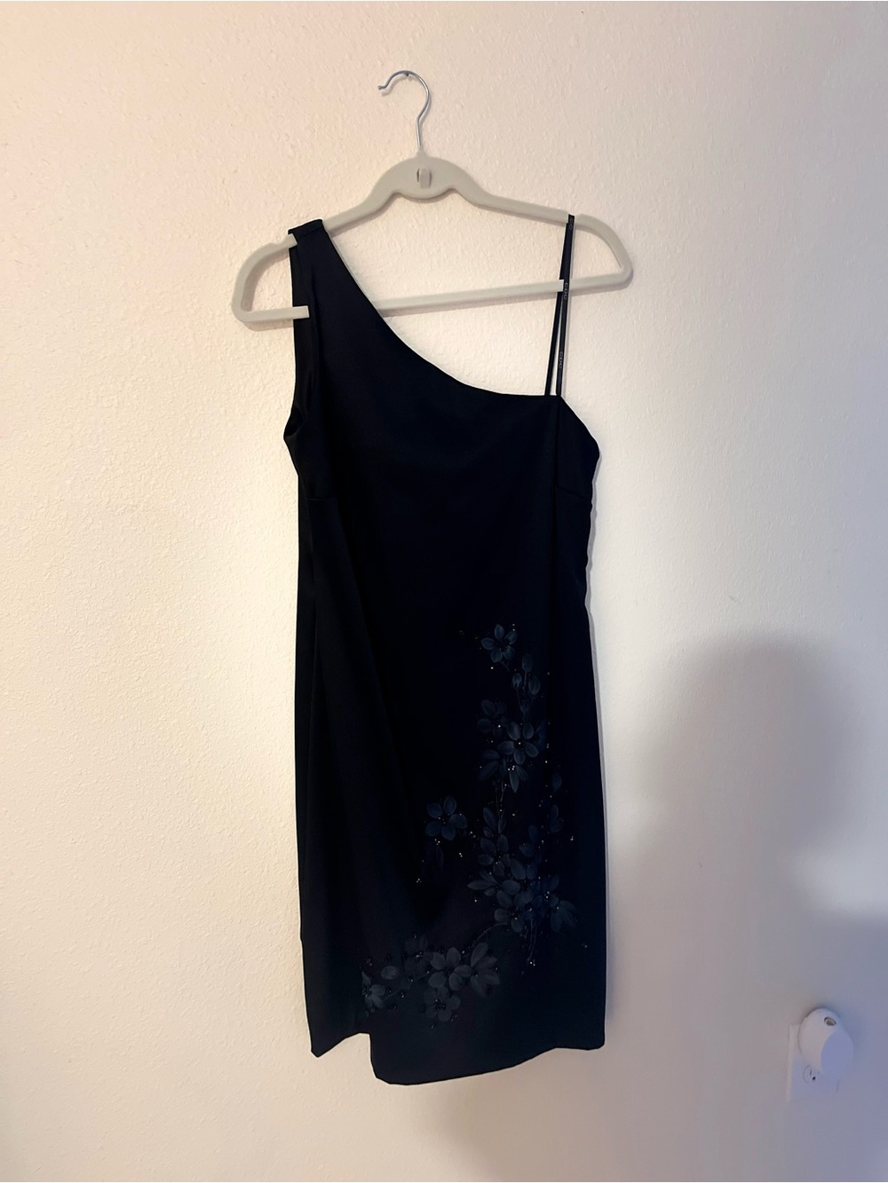 CDC Black One-Shoulder Floral Appliqué Dress